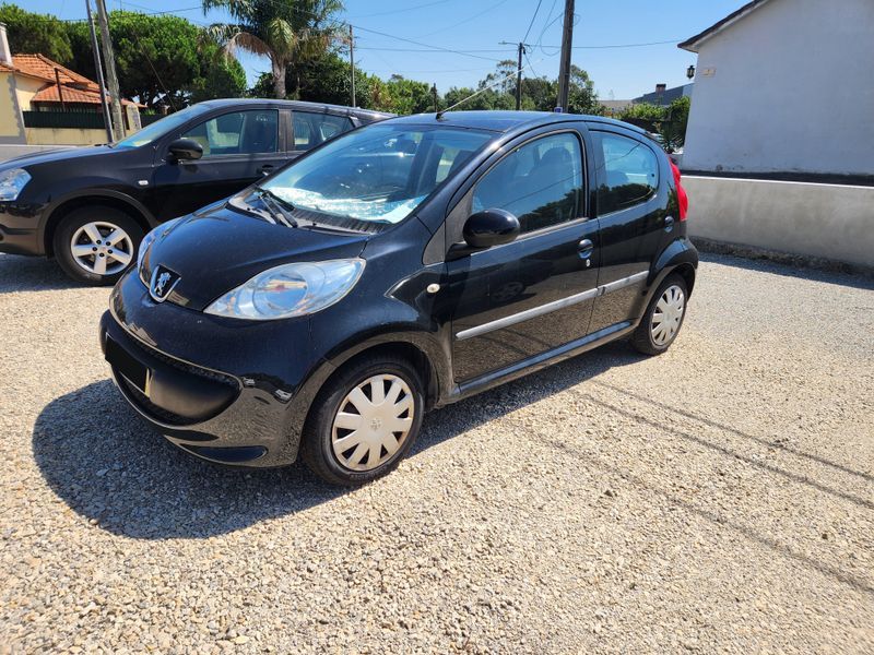 Peugeot 107 1.0 — fotografia 1 de 4